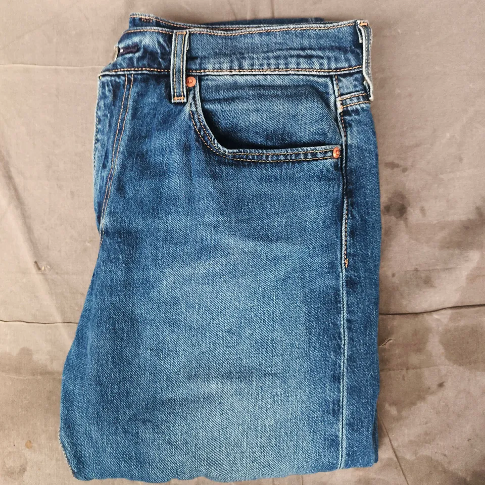 LEVIS JEANS IN BLUE SIZE 33/32
