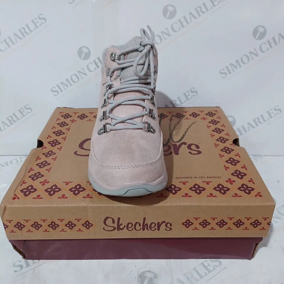 BOXED PAIR OF SKECHERS BOOTS IN BLUSH SIZE 3.5