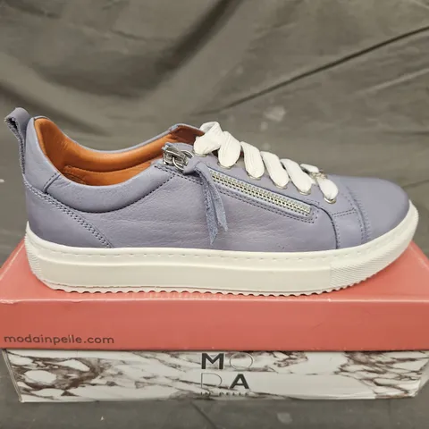 BOXED PAIR OF MODA IN PELLE LIGHT BLUE ZIP FEATURE LACE UP TRAINERS - UK SIZE 39