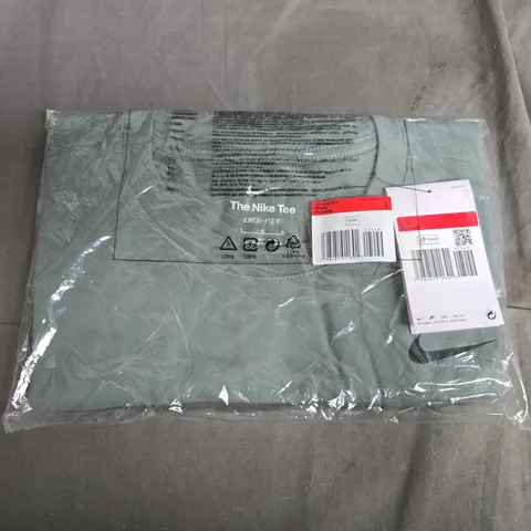 BAGGED NIKE THE NIKE TEE IN GREEN - LARGE