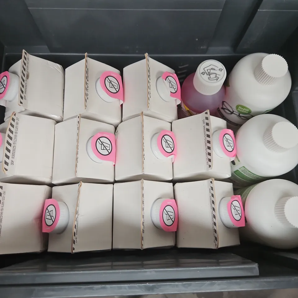 APPROXIMATELY 15 ASSORTED LIQUIDS TO INCLUDE SMOL WASHING UP LIQUID, LENS CLEANER, WASP & FLY TRAP REFILL, ETC