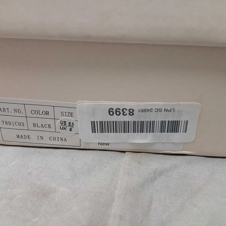 WOMEN'S BLACK PATENT LEATHER PUMPS WITH SQUARE BUCKLE – UK 6 (US 8.5)