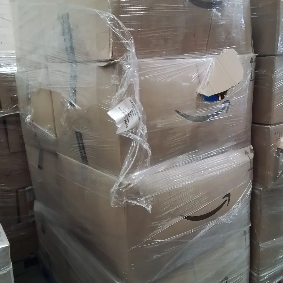 PALLET CONTAINING A LARGE QUANTITY OF INSOLES