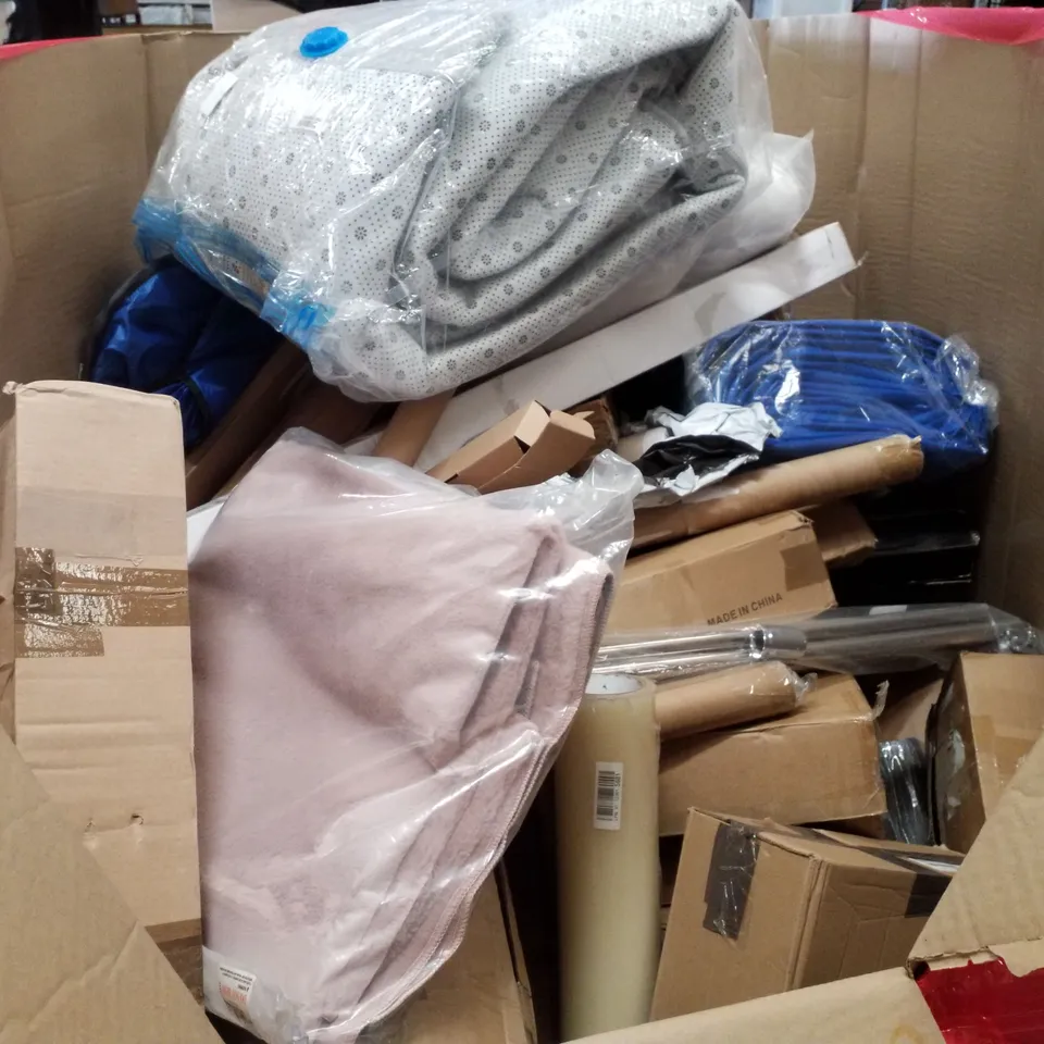 PALLET CONTAINING ASSORTED PRODUCTS INCLUDING WHITE CHAIR COVERS, 3 LAYER CLOTHES HANGER, RETRACTABLE SAFETY GATE & LED BATTEN LIGHT