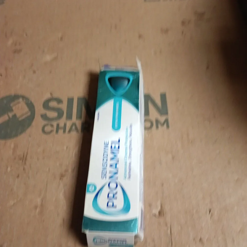 APPROXIMATELY 18 ASSORTED COSMETIC ITEMS INCLUDING SENSODYNE PRONAMEL , OCTENISAN WASH LOTION AND L'OREAL LEAVE IN CREAM 