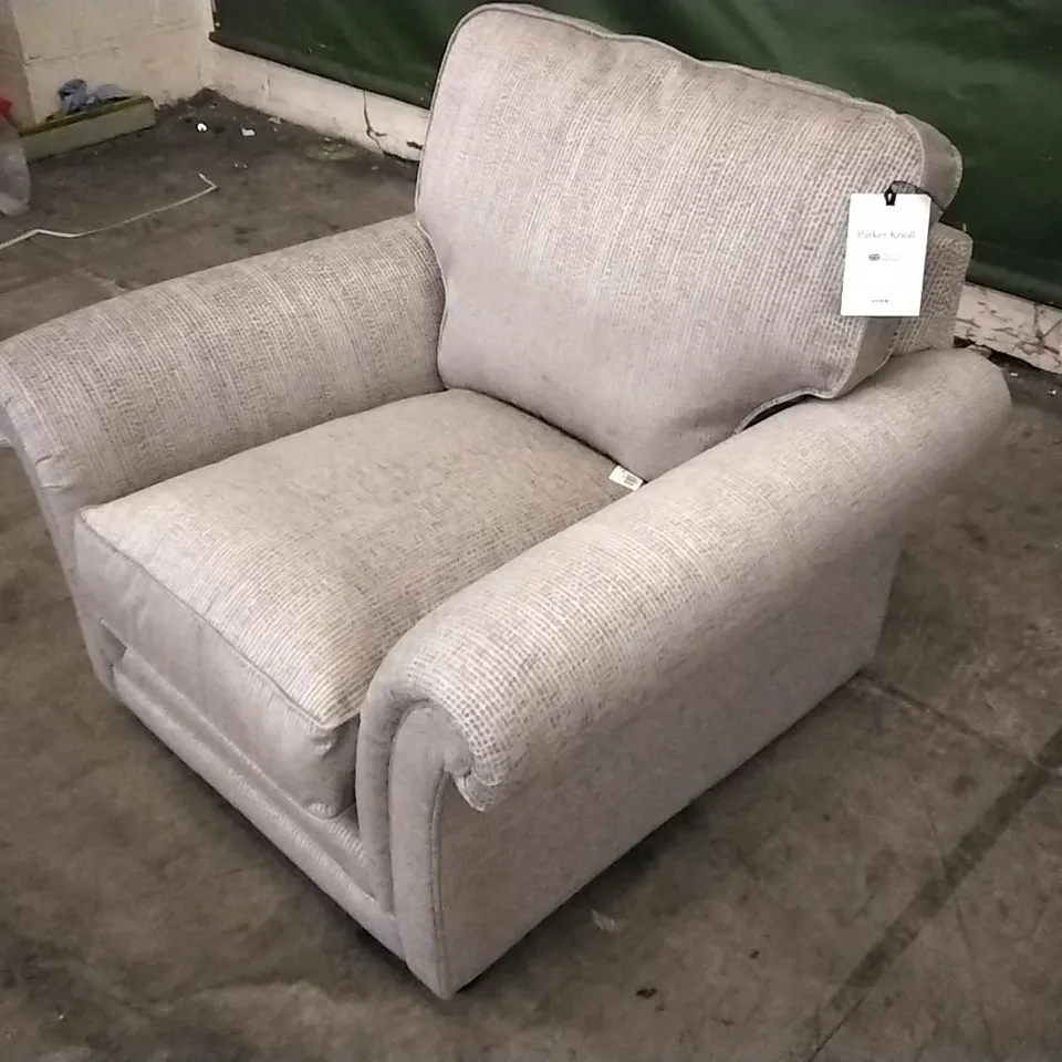 QUALITY DESIGNER PARKER KNOLL ARMCHAIR IN SILVER PATTERNED FABRIC