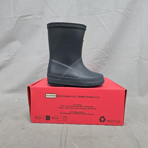 BOXED PAIR OF HUNTER KID'S WELLINGTON BOOTS IN NAVY SIZE UK J4