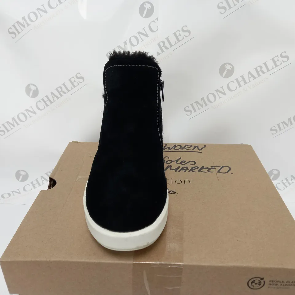 BOXED PAIR OF CLARKS LAYTON TRAINERS BLACK SIZE 5