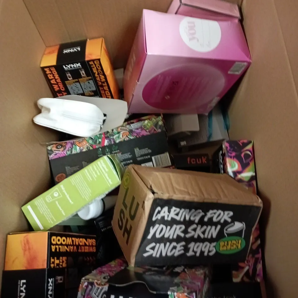 BOX OF APPROXIMATELY 15 ASSORTED BATH AND BODY GIFT SETS TO INCLUDE LYNX, SANCTUARY SPA AND MONOGRAM