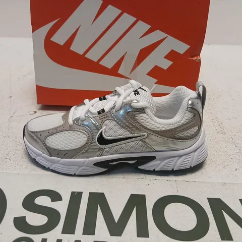 NIKE V5 RNR LACE PS – KIDS TRAINERS, WHITE/VEIL GREY, BOXED SIZE KIDS 12.5