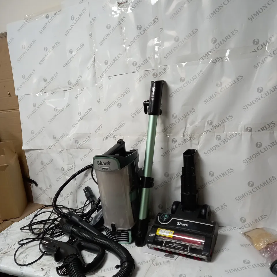 BOXED SHARK STRATOS UPRIGHT VACUUM CLEANER WITH PET-TOOL & CAR KIT NZ860UK