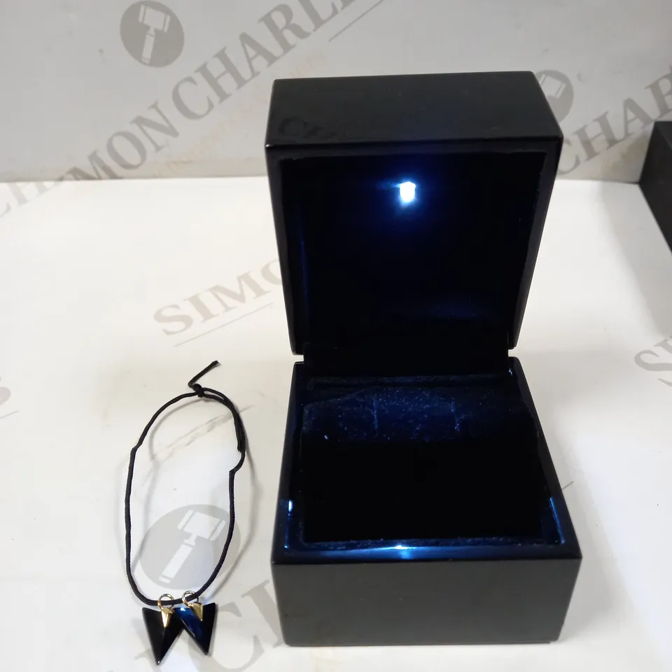 DESIGNER BLACK/GOLD EFFECT TRIANGLE BRACELET PENDANTS 