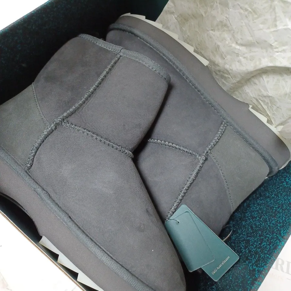 BOXED EMU AUSTRALIA SHARKY MINI BOOTS - DARK GREY, SIZE 7