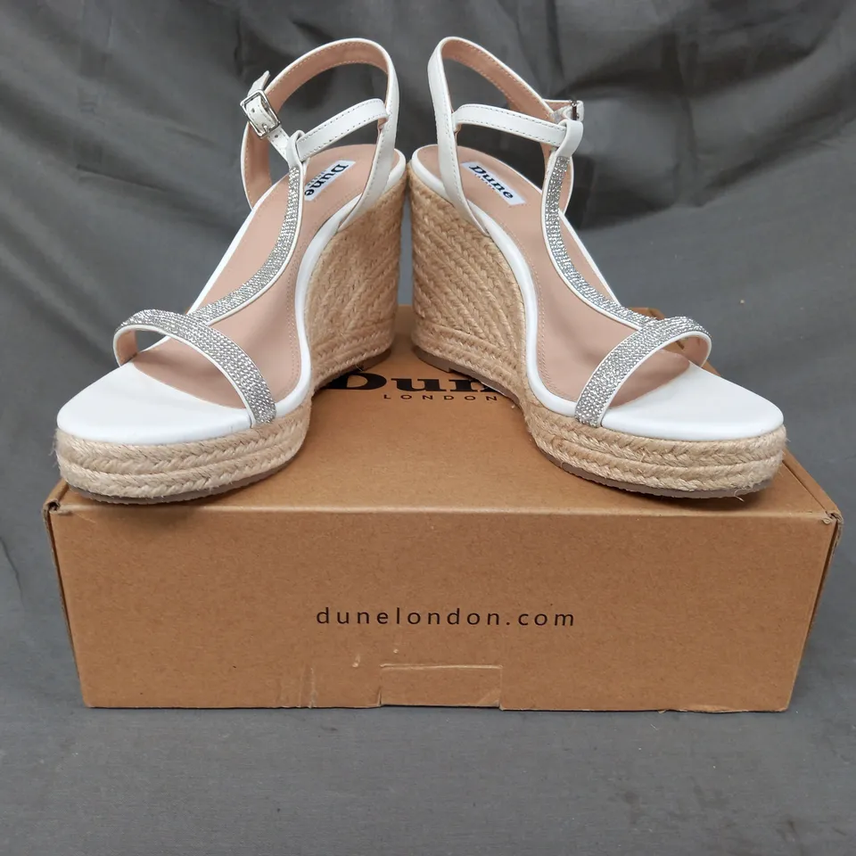 BOXED PAIR OF DUNE LONDON 487 KITTEN OPEN TOE WEDGE SANDALS IN WHITE W. JEWEL EFFECT SIZE 5