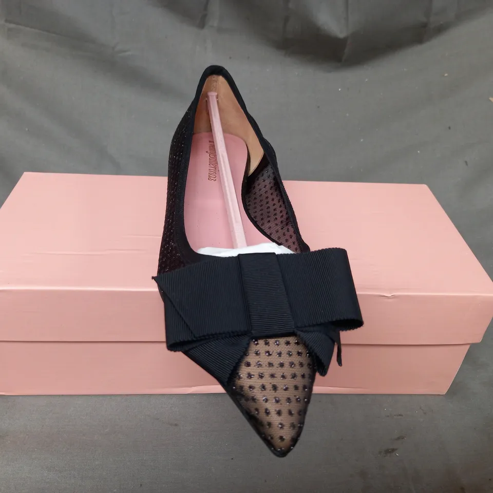 BOXED PAIR OF PRETTY BALLERINAS SHOES IN BLACK W. BOW DETAIL EU SIZE 41.5