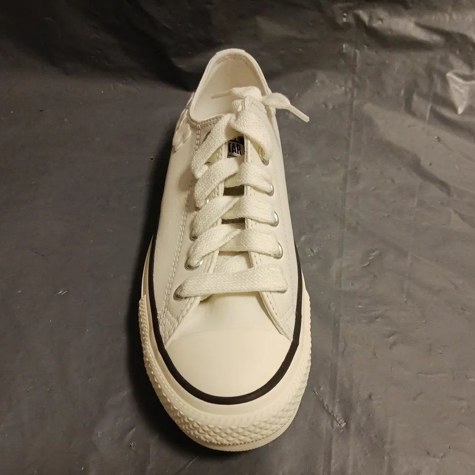 BOXED PAIR OF CONVERSE WOMEN'S SHOES IN WHITE SIZE UK 5