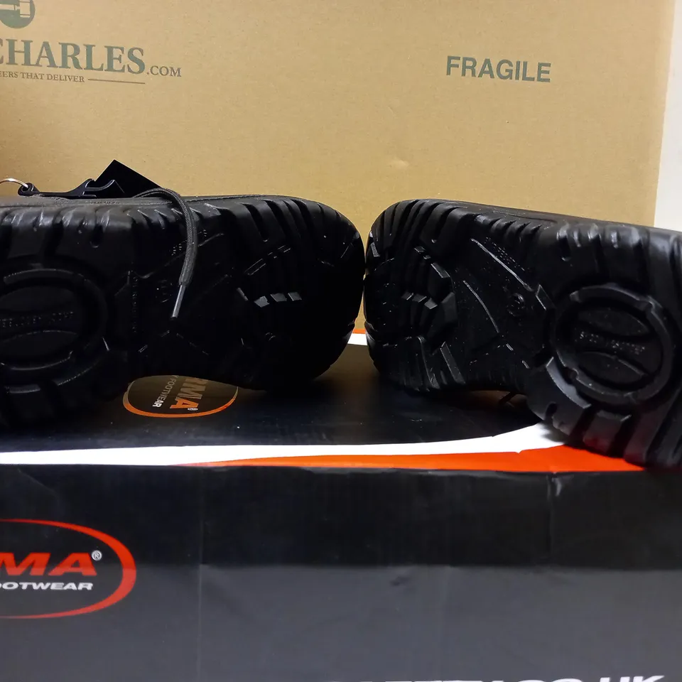BOXED PAIR OF ARMA BLACK SAFETY FOOTWEAR - SIZE 9