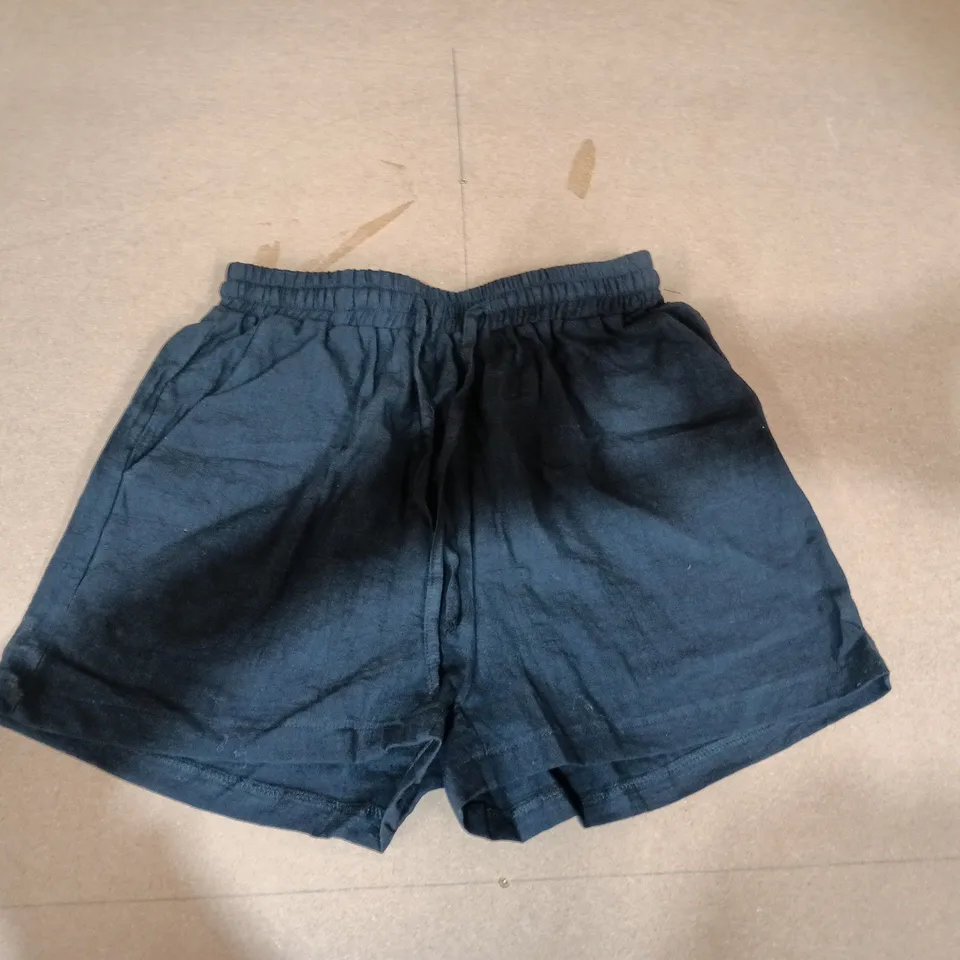 NAVBLACKTWO-PIECE OUTFIT: SHORT-SLEEVE BUTTONED TOP AND ELASTICATED SHORTS (1 SET)