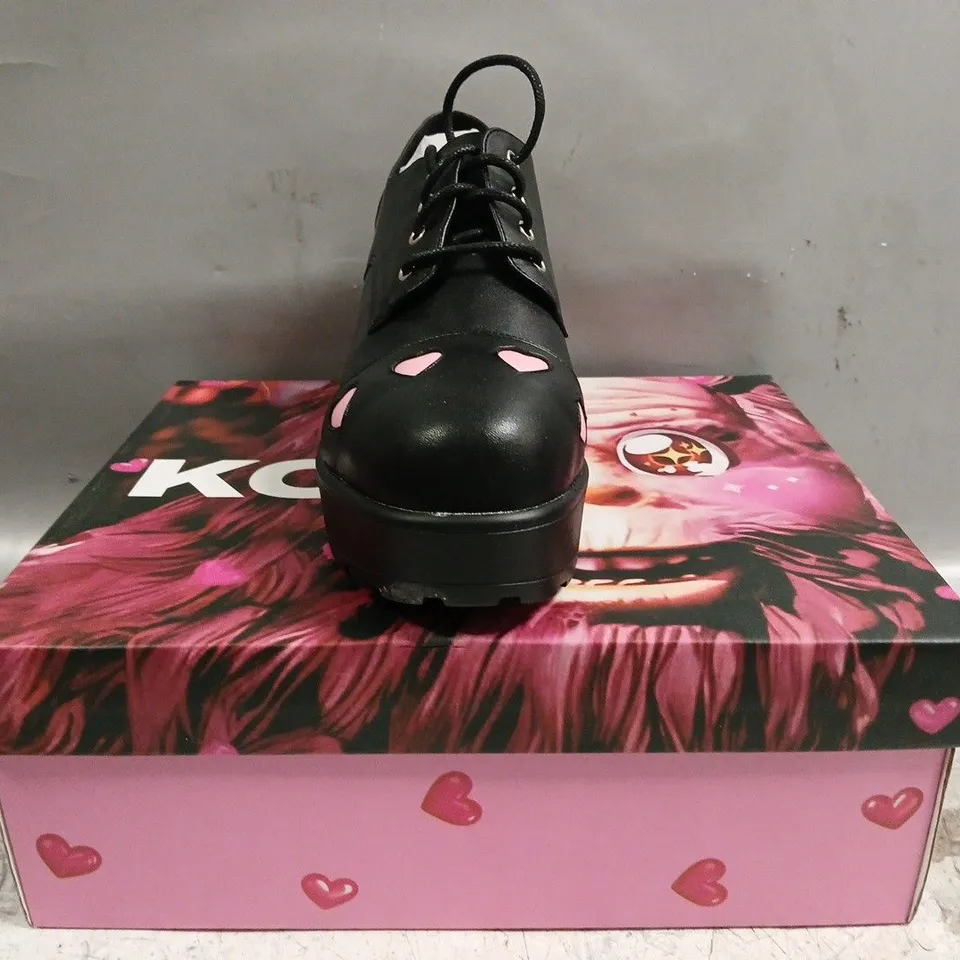 BOXED PAIR OF KOI SHOES IN BLACK W. PINK HEARTS SIZE UK 8