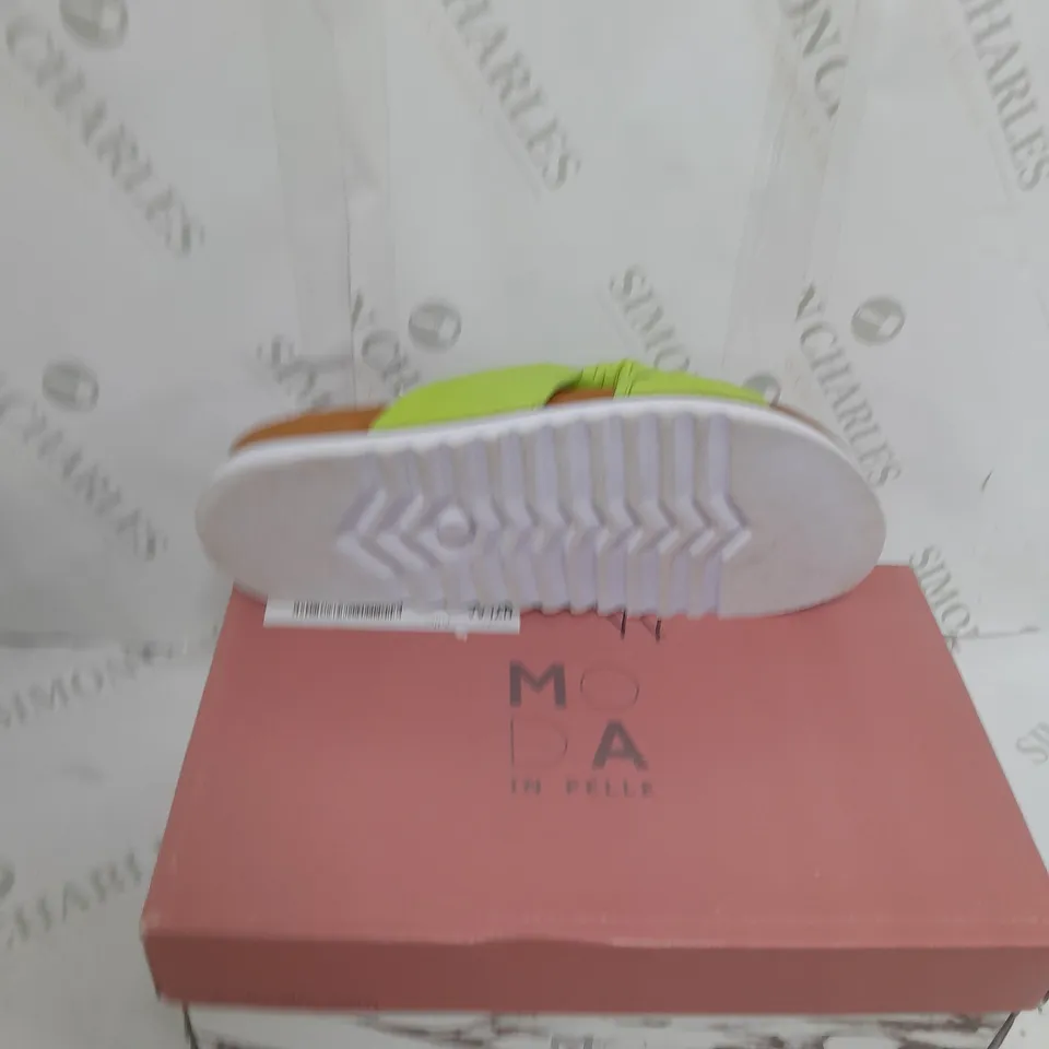 BOXED PAIR OF MODA IN PELLENYLAA LIME GREEN SIZE 7 SANDALS