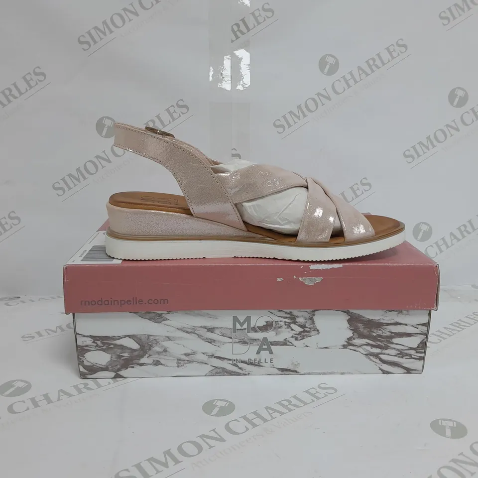 BOXED PAIR OF MODA IN PELLE OLANNA SANDALS IN ROSE GOLD METALLIC SIZE 6 