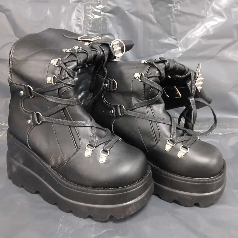 BOXED PAIR OF UNBRANDED PLATFORM WEDGE BOOTS IN BLACK SIZE EU 39