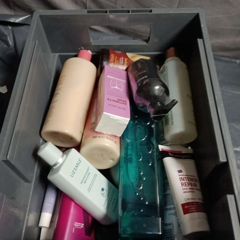 APPROXIMATELY 15 ASSORTED HEALTH AND BEAUTY ITEMS INCLUDING LOREAL HAIRSPRAY , VASELINE MATURE SKIN REJUVENATION AND RADOX STRESS RELIEF BATH SOAK 