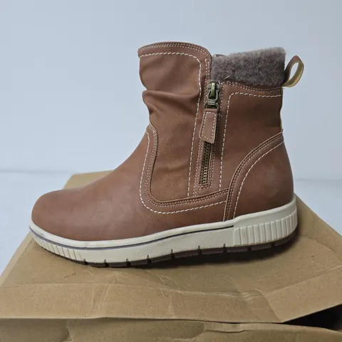BOXED JO & JOE SUTTON BOOTS, COGNAC - UK SIZE 5