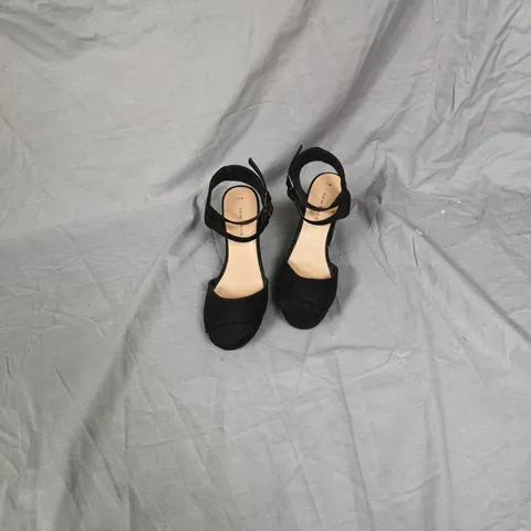 BOX OF APPROXIMATELY 15-25 PAIRS OF SHOES INCLUDING, NEW LOOK HEELS, BLACK BOOTS AND CREAM TRAINERS