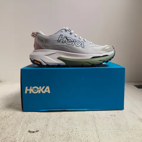 BOXED PAIR OF HOKA MAFATE 5 TRAINERS IN PURPLE SIZE UK 7