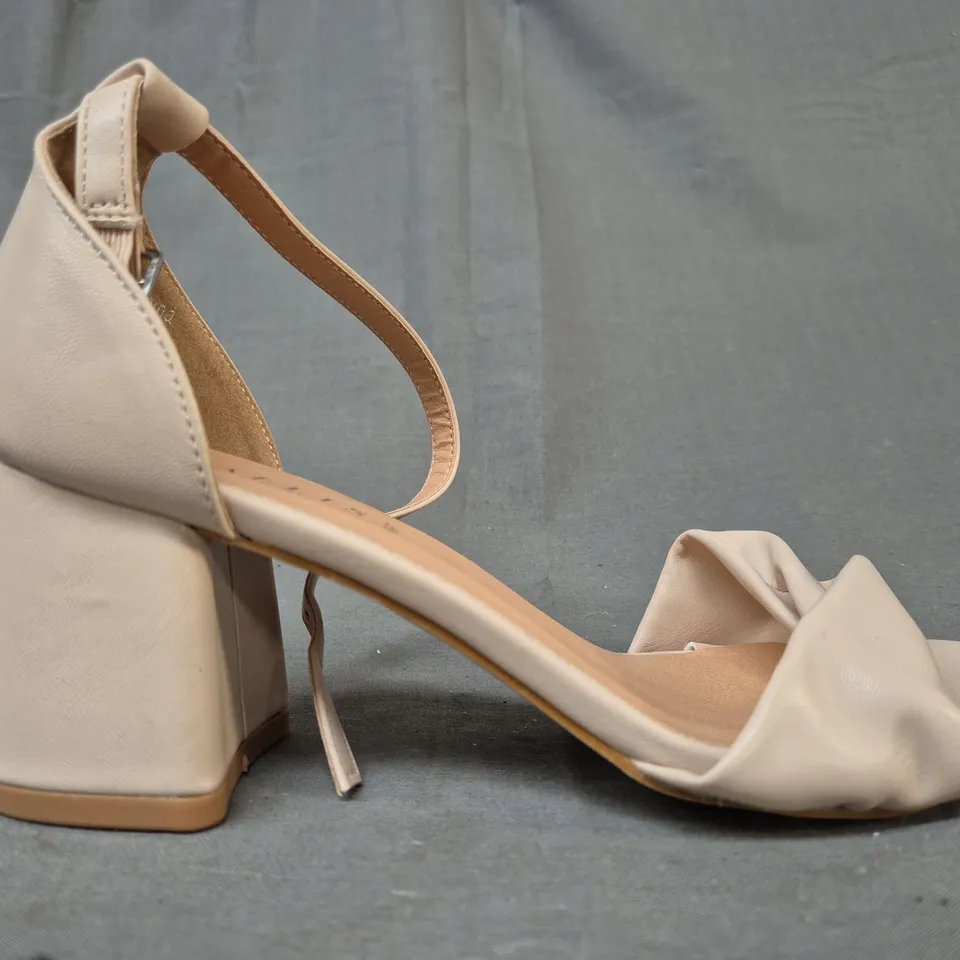 BOXED PAIR OF WALLIS OPEN TOE BLOCK HEEL SANDALS IN NATURAL SIZE 5