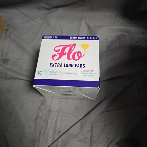 APPROXIMATELY 12 ASSORTED HEALTH AND BEAUTY PRODUCTS INCLUDING FLO EXTRA LONG PADS , ELAVATE HAIRBRUSH AND BYOMA BODY OIL 