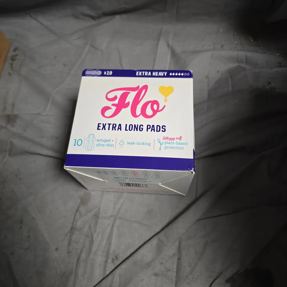 APPROXIMATELY 12 ASSORTED HEALTH AND BEAUTY PRODUCTS INCLUDING FLO EXTRA LONG PADS , ELAVATE HAIRBRUSH AND BYOMA BODY OIL 