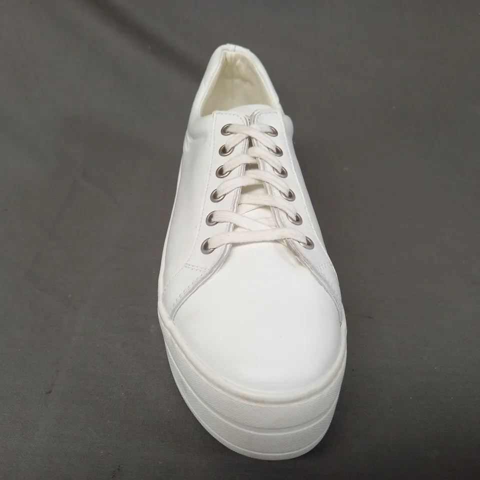 PAIR OF MARTE SHOES IN WHITE W. WING DETAIL EU SIZE 40