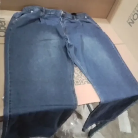 BOXED BRAND NEW APPROXIMATELY 12 SIMPLY BE MID BLUE PLEAT DETAIL JEANS SIZE 24L
