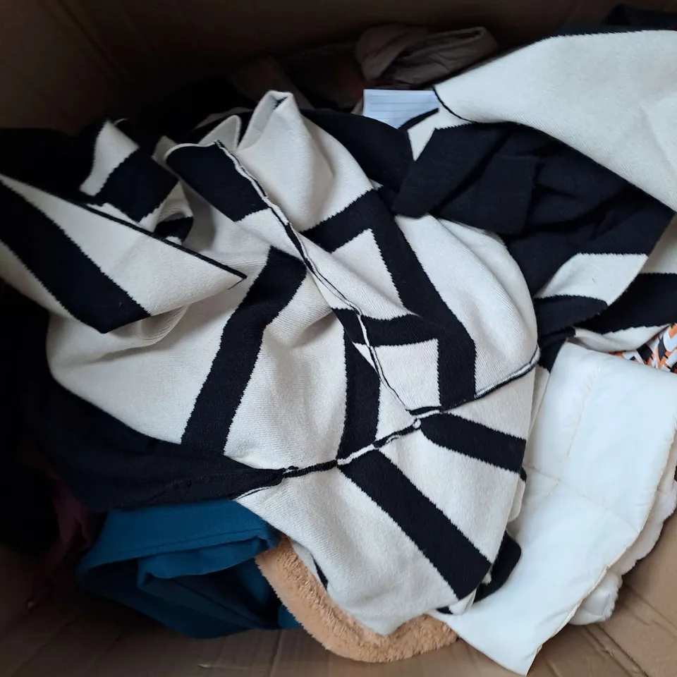 BOX OF APPROX 20 ASSORTED CLOTHING ITEMS TO INCLUDE - JUMPSUIT, TOPS, CARDIGANS ETC