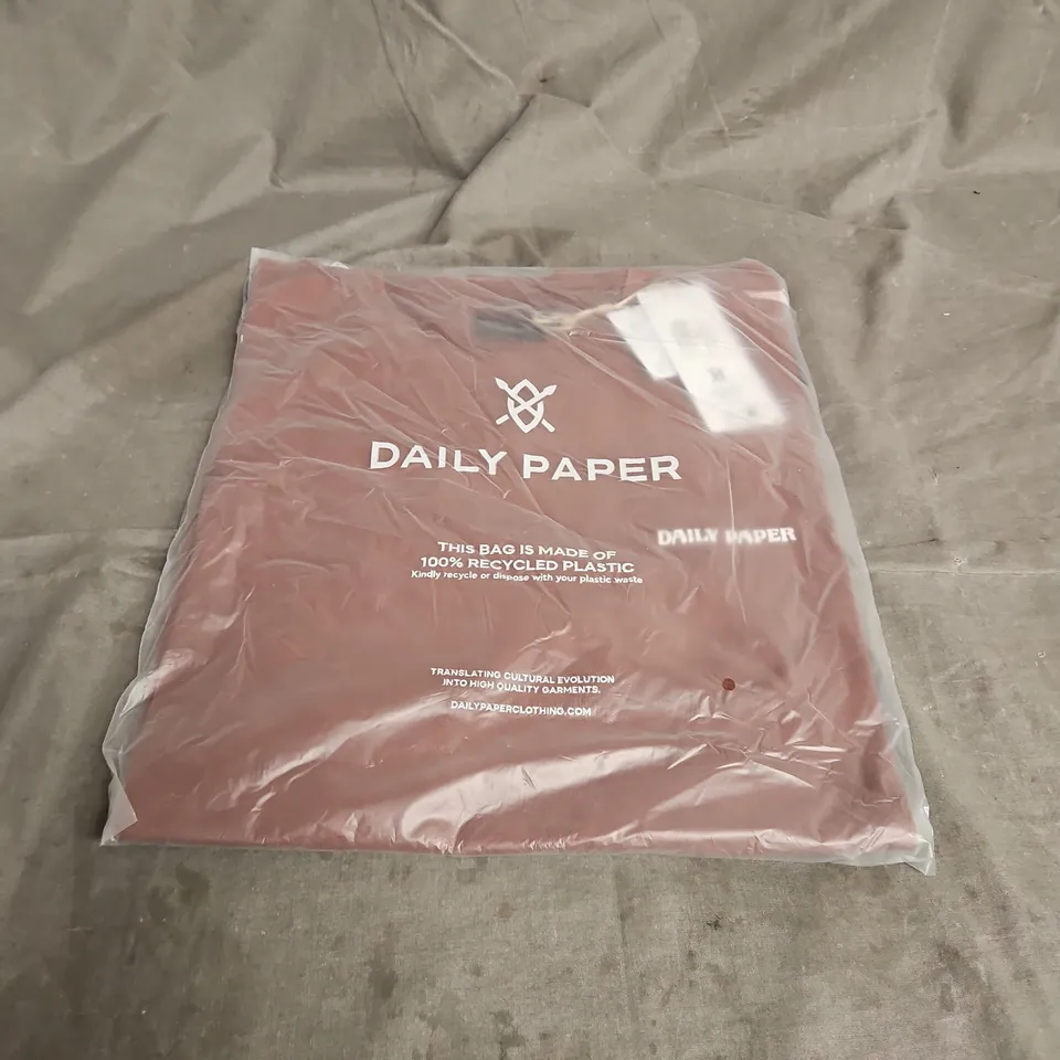 BAGGED DAILY PAPER CRAFT TSHIRT IN BORDEAUX WASH SIZE L