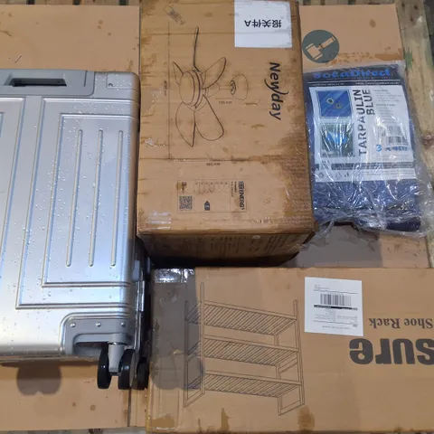 LARGE PALLET OF ASSORTED HOUSEHOLD ITEMS TO INCLUDE NEW DAY LIGHT, HARD SHELLED LUGGAGE AND BAMBOO SHOE RACK