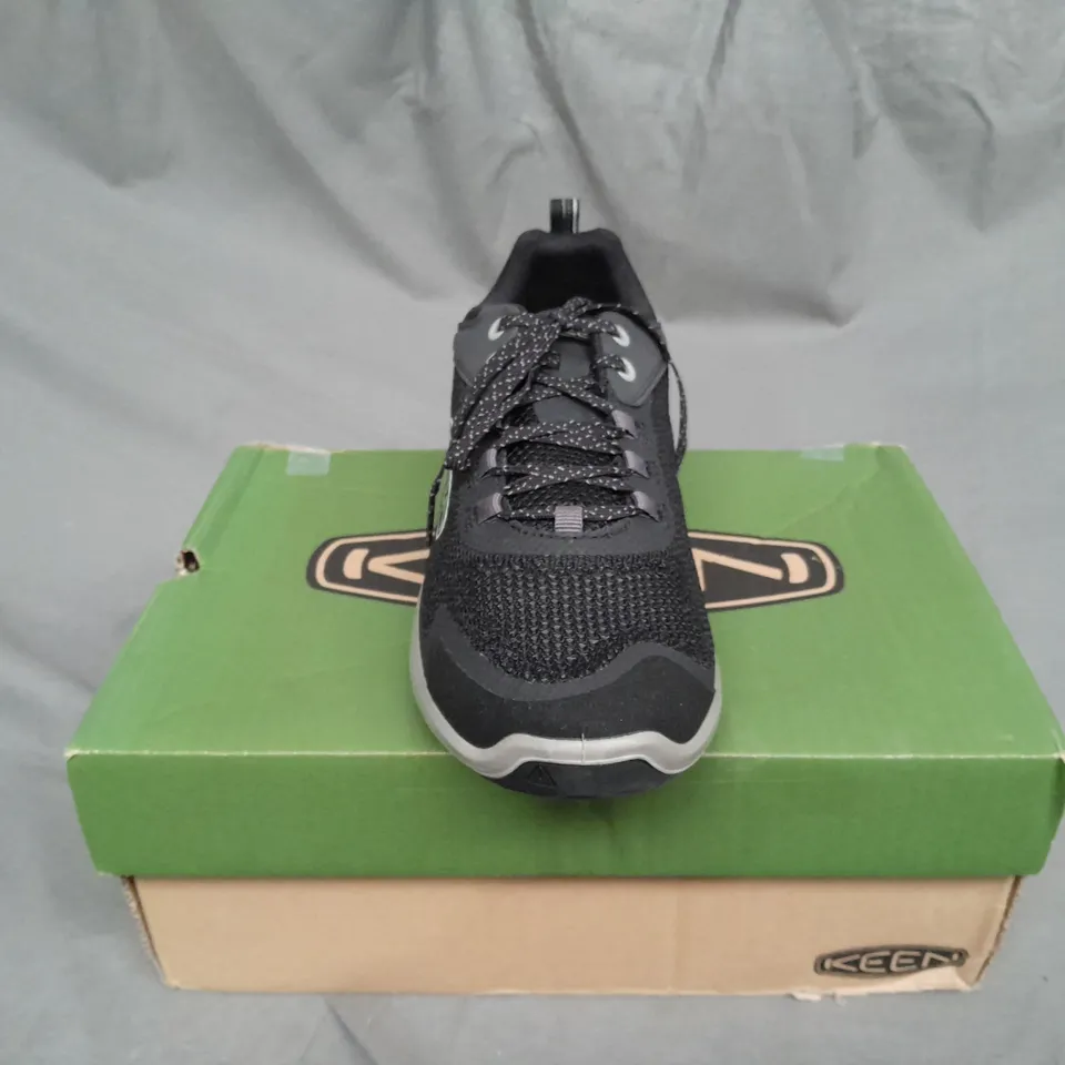 BOXED PAIR OF KEEN TERRADORA SPEED SHOES SIZE 5.5