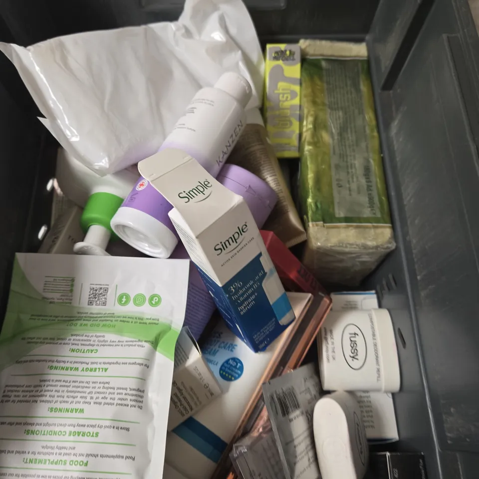 APPROXIMATELY 15 ASSORTED HEALTH & BEAUTY PRODUCTS TO INCLUDE FOOT CARE CREAM, EYE SOLUTION, TONE BRIGHTENER ETC