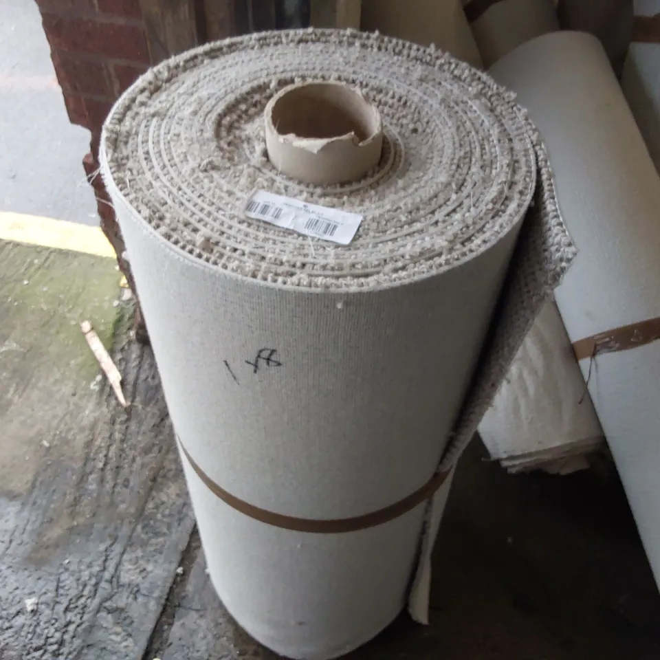 ROLL OF QUALITY DESIGNER CARPET - APPROXIMATELY 1 x 8m