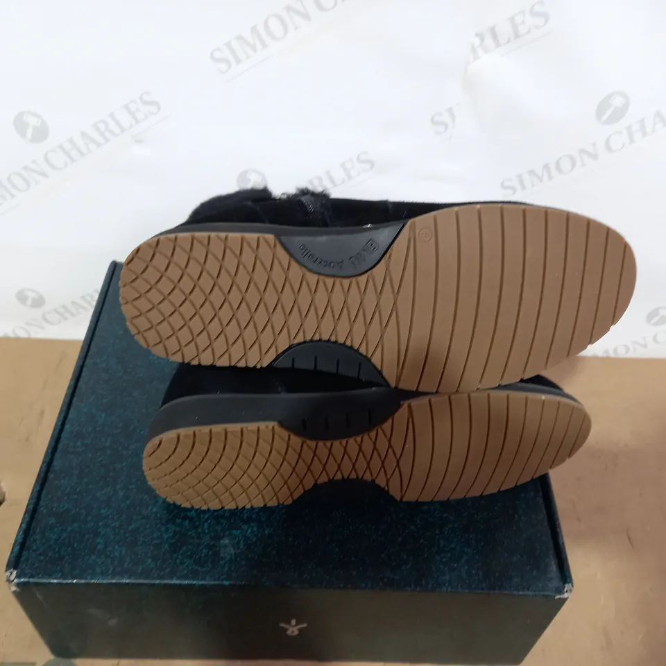 BOXED PAIR OF EMU AUSTRALIA BLACK BOOTS- SIZE 8