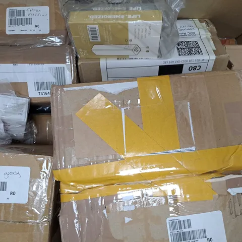 BOX OF APPROXIMATELY 12 ASSORTED HOUSEHOLD ITEMS - COLLECTION ONLY