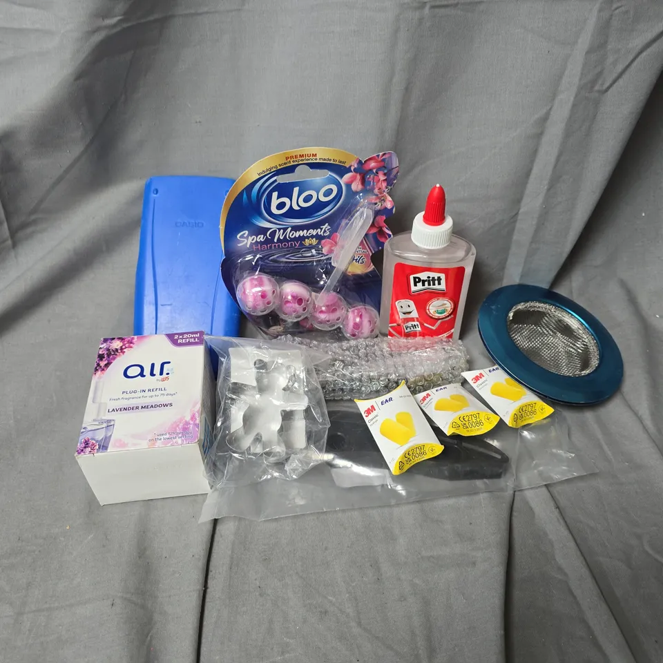 APPROXIMATELY 15 ASSORTED HOUSEHOLD ITEMS TO INCLUDE BLOO SPA MOMENTS, EAR PLUGS, PRITT MULTIPURPOSE GLUE, ETC