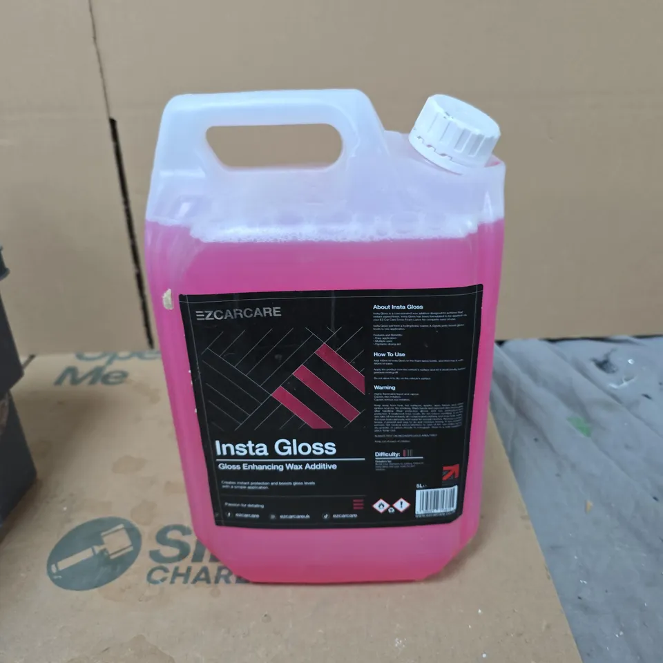 TOTE OF APPROXIMATELY 4 ASSORTED LIQUIDS TO INCLUDE: EZ CAR CARE INSTA GLOSS 5L