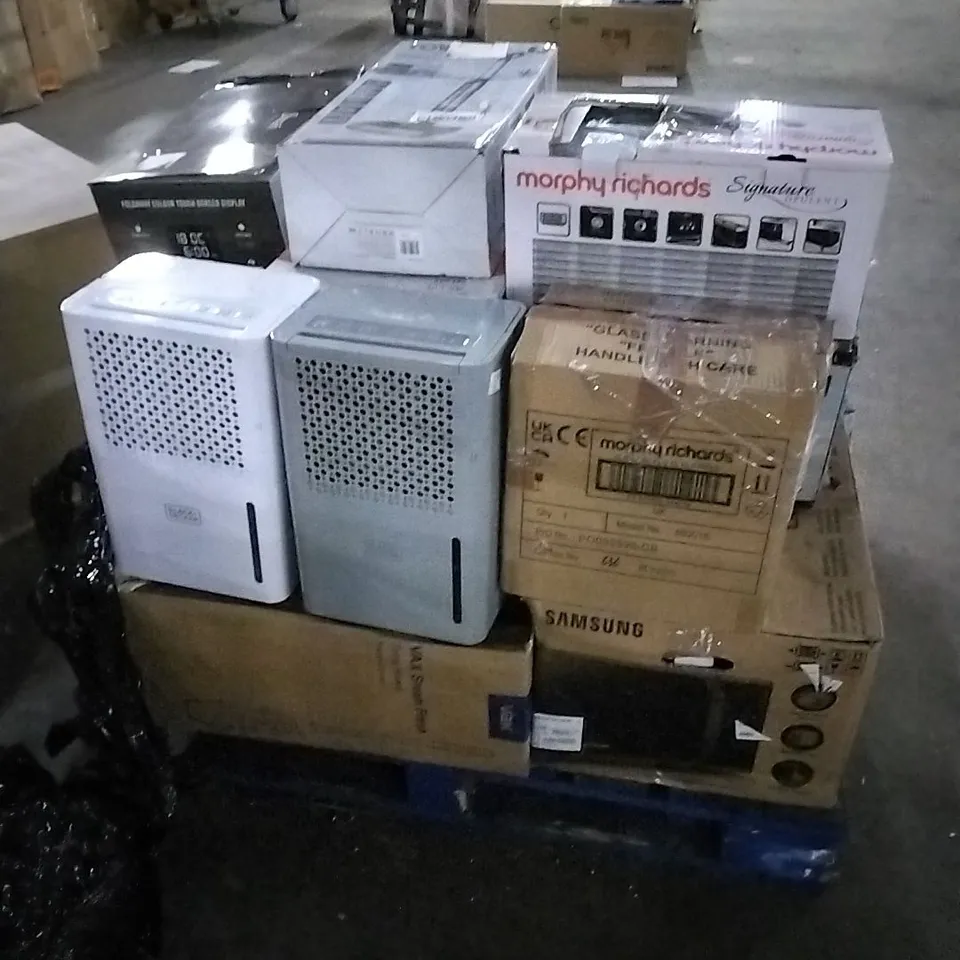 PALLET OF HOUSEHOLD ITEMS TO INCLUDE MORPHY RICHARDS TOASTER,  RUSSELL HOBBS MICROWAVE,  VAX VACUUM CLEANER AND OTHER ASSORTED ITEMS...