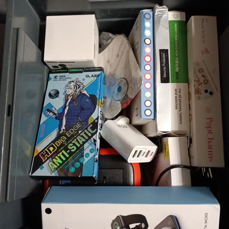 APPROXIMATELY 20 ASSORTED SMARTPHONE ACCESSORIES TO INCLUDE CHARGING CABLES, POWERBANKS, PHONE CASES ETC 