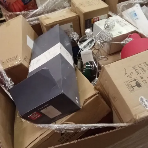 PALLET OF APPROXIMATELY 17 ASSORTED INDOOR LIGHTING PRODUCTS