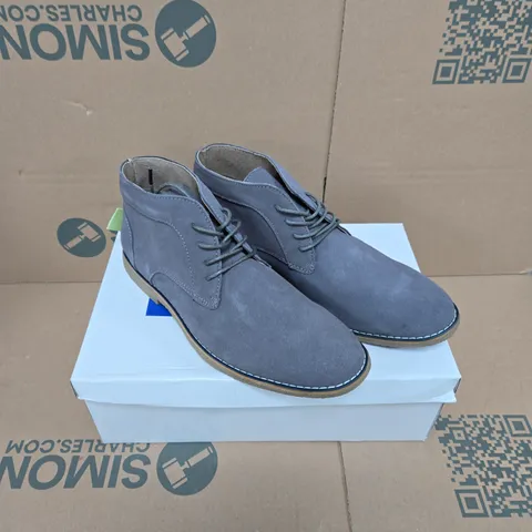 MALVERN SHOES MEN'S BLUE-GRAY SUEDE CHUKKA BOOTS – UK9 