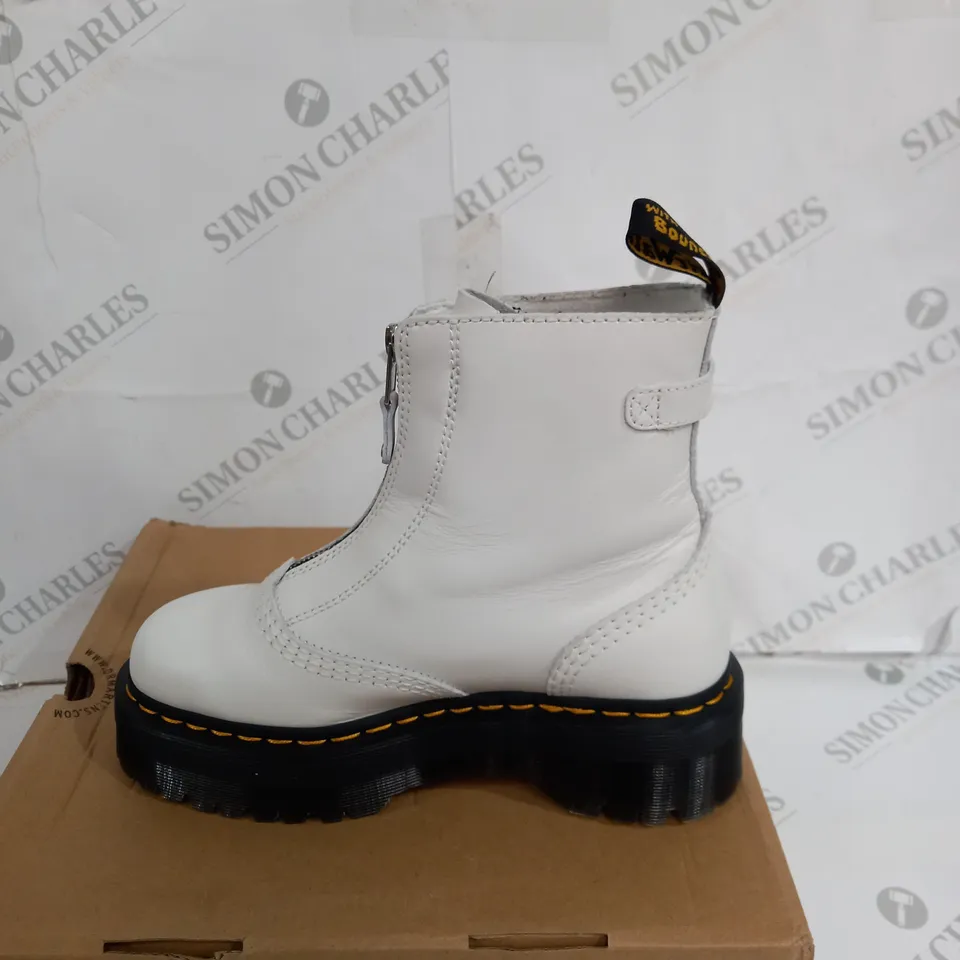 BOXED PAIR OF DR MARTENS AIR WAIR WHITE BOOTS SIZE 6
